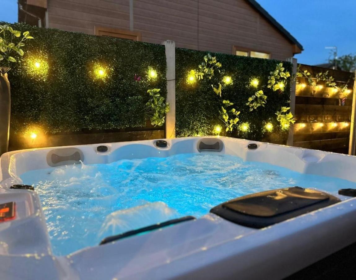 יורק Cherry Cabin With Hot Tub מראה חיצוני תמונה
